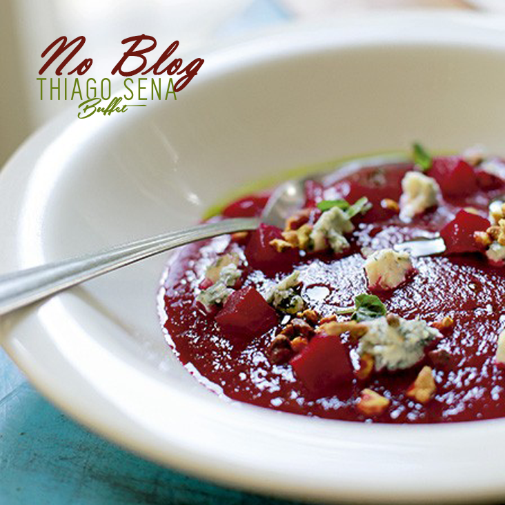 Sopa de Beterraba com Gorgonzola e Farofa de Pistache